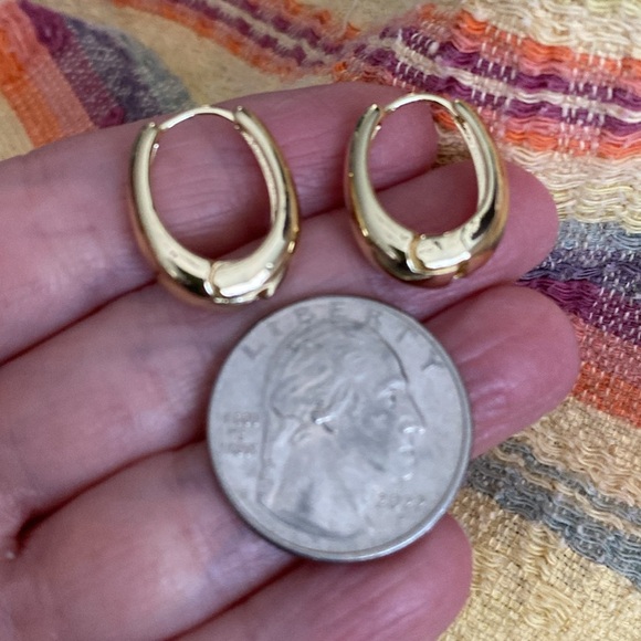 Classic Gold Hoop Earrings - Women Jewelry - Picture 2 of 2